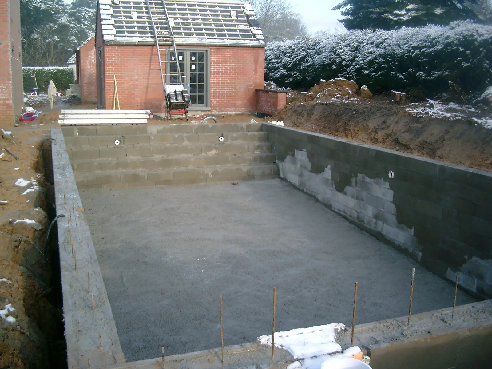 Betonnen zwembad in opbouw (foto 1 van 2)