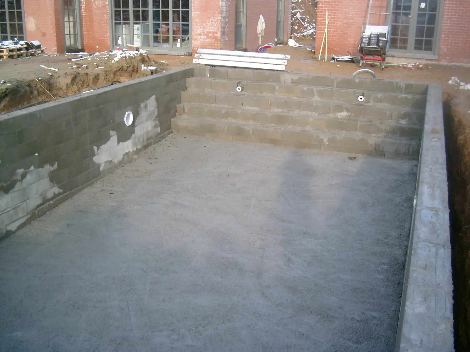 Betonnen zwembad in opbouw (foto 2 van 2)