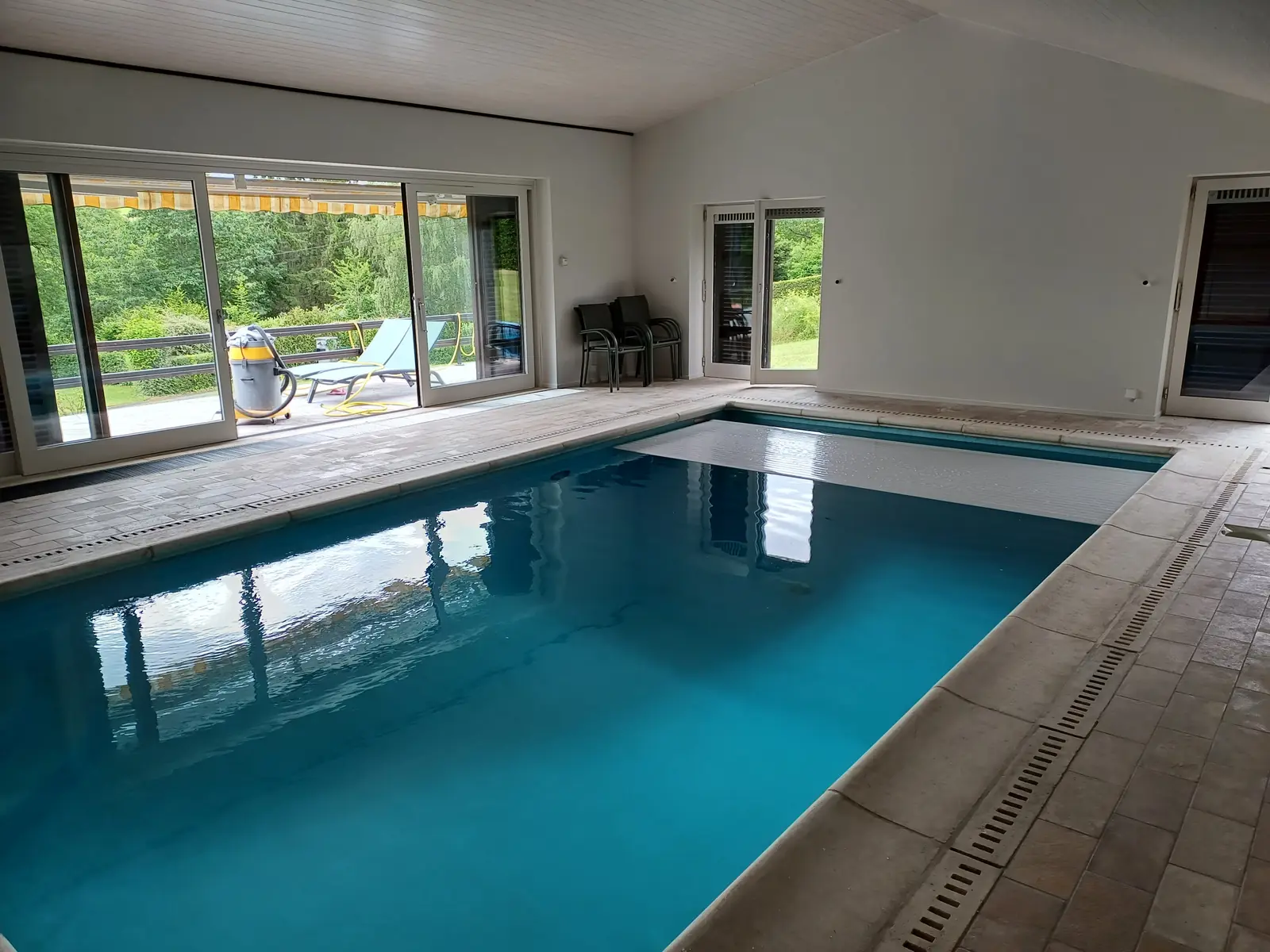 Zwembad in Houyet, binnenzwembad (foto 1 van 3)
