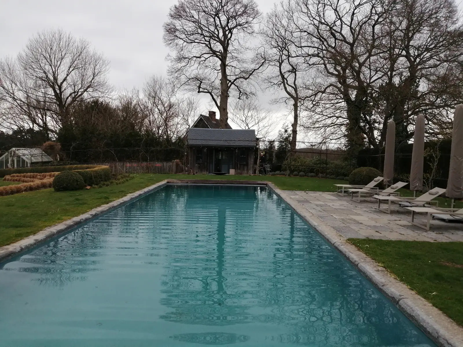 Zwembad in Lasne, lang zwembad met houten terras (foto 1 van 5)
