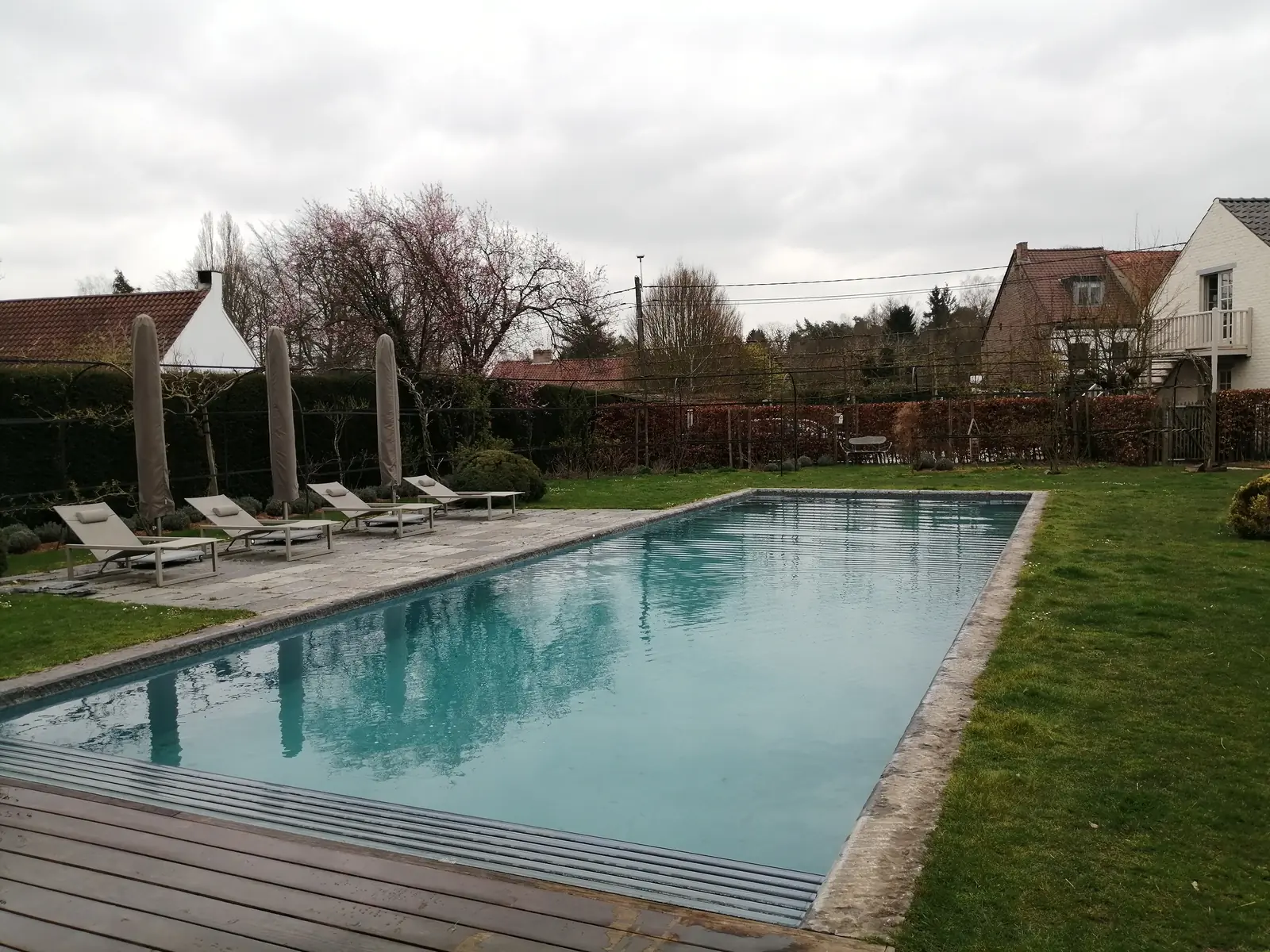 Zwembad in Lasne, lang zwembad met houten terras (foto 2 van 5)
