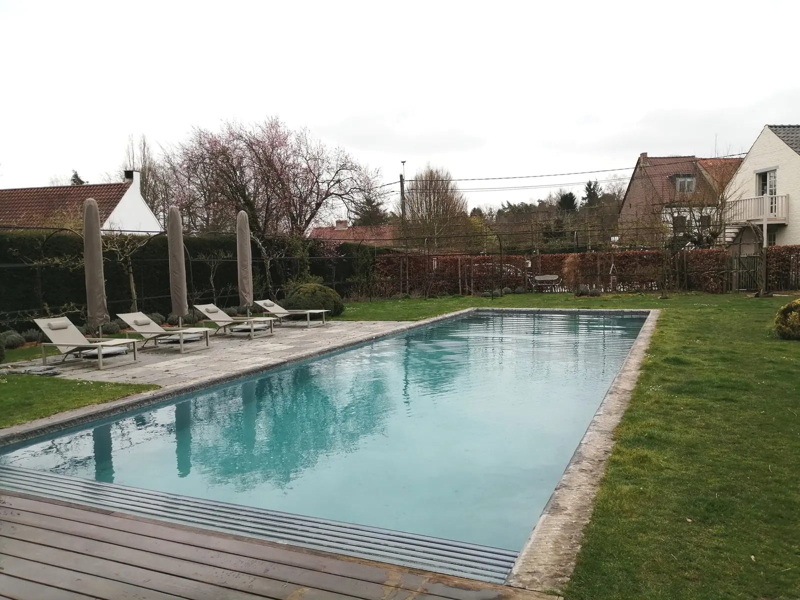 Zwembad in Lasne, lang zwembad met houten terras (foto 3 van 5)