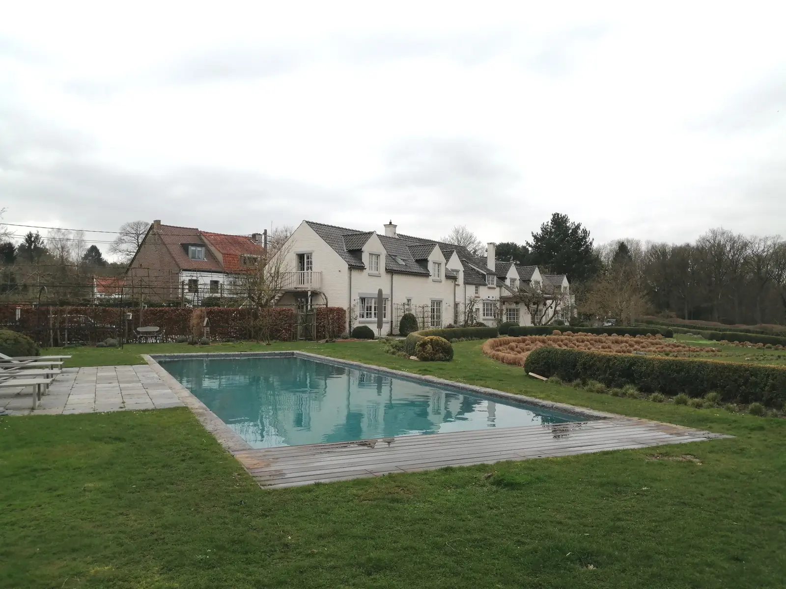 Zwembad in Lasne, lang zwembad met houten terras (foto 4 van 5)
