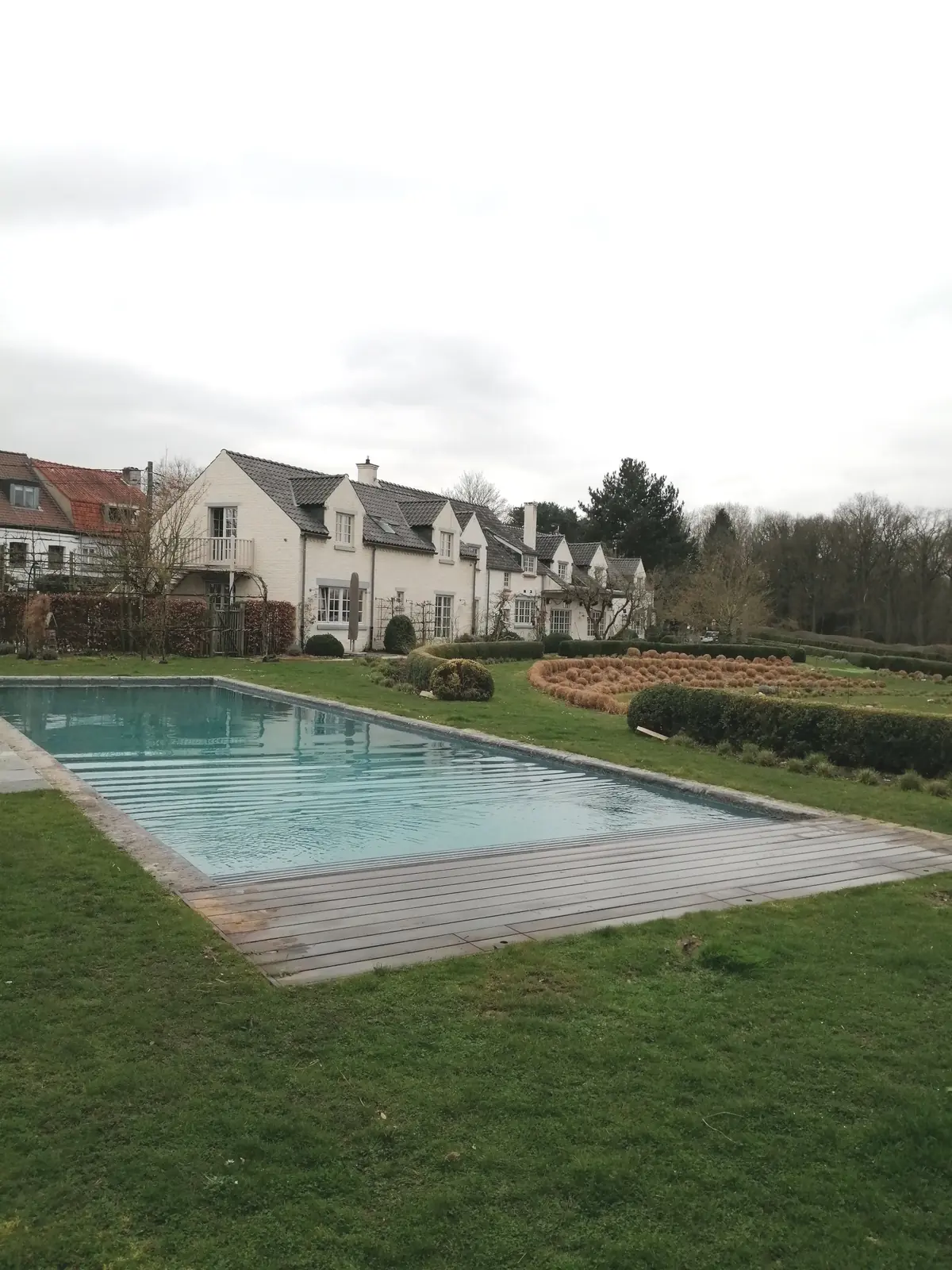 Zwembad in Lasne, lang zwembad met houten terras (foto 5 van 5)