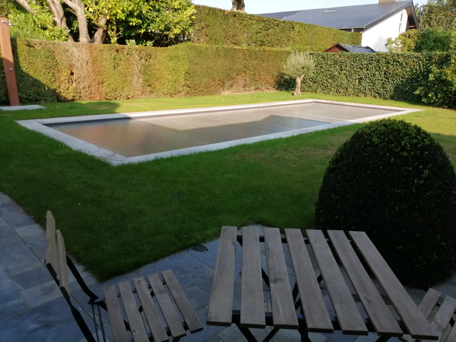 Zwembad in Overijse, donker zwembad in een groene tuin (foto 6 van 6)