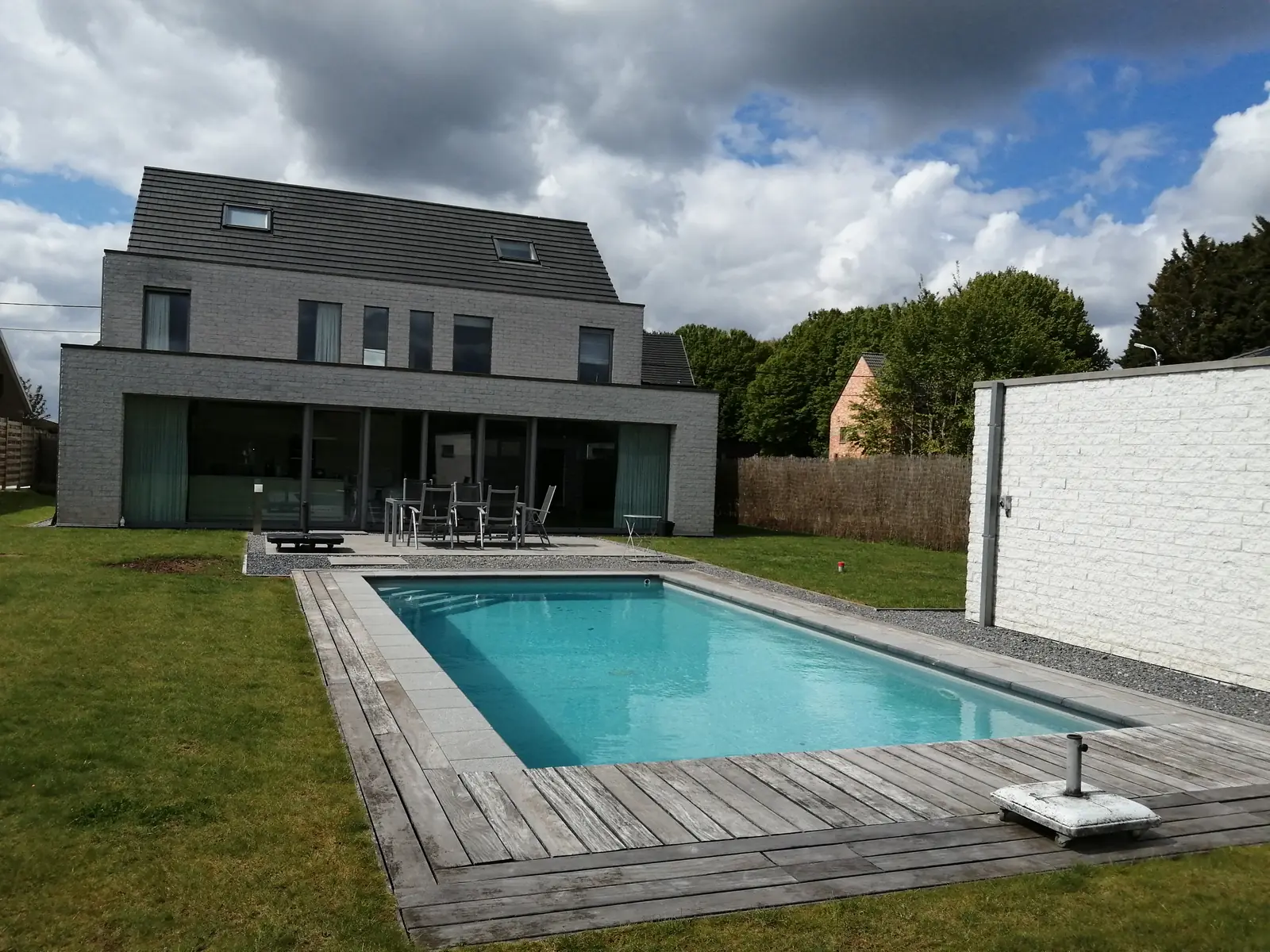 Zwembad in Overijse, bij een nieuwbouwwoning, met houten boord (foto 1 van 2)
