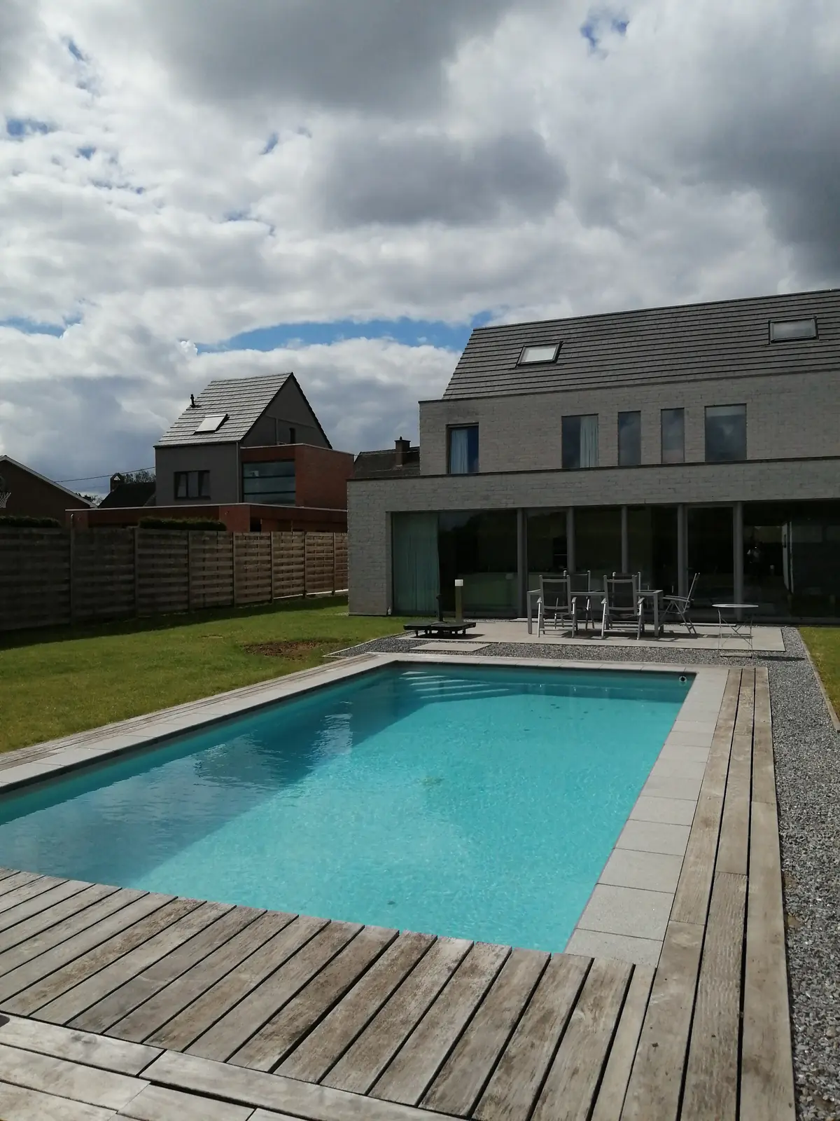 Zwembad in Overijse, bij een nieuwbouwwoning, met houten boord (foto 2 van 2)