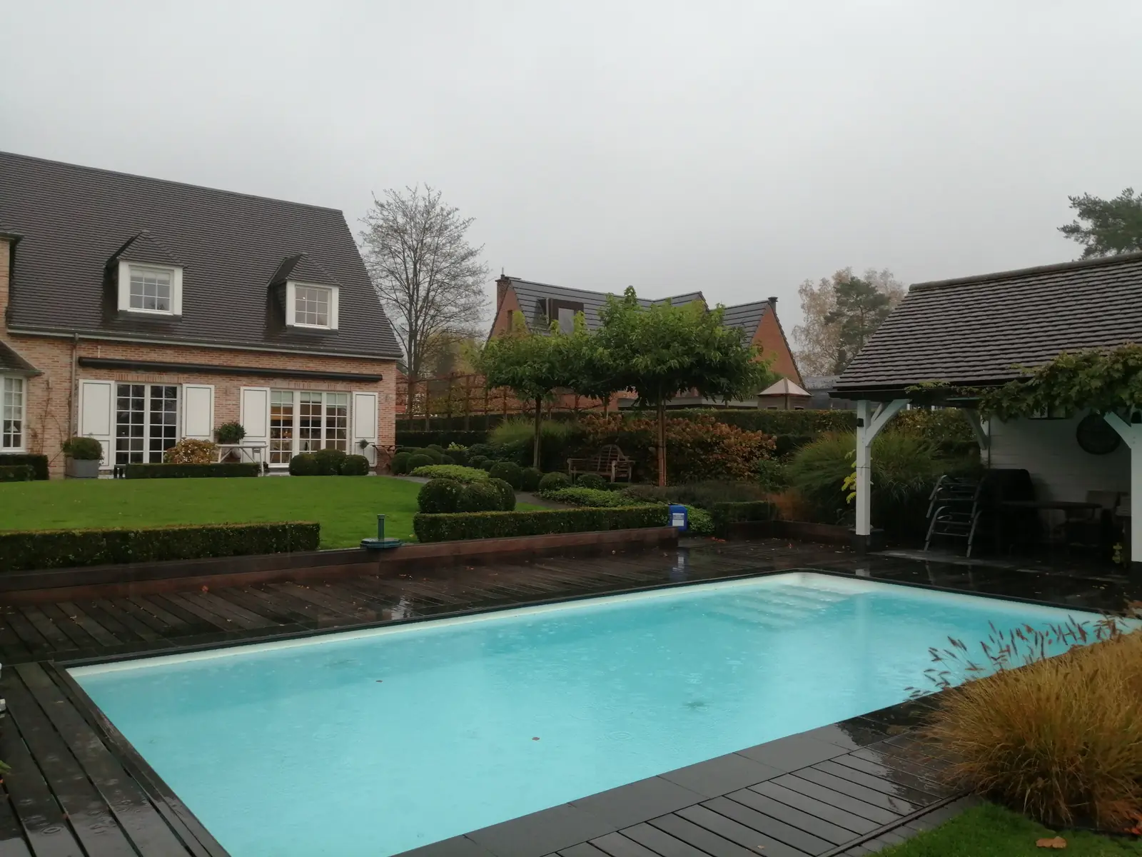 Zwembad in Overijse, met poolhouse en houten vlonder (foto 3 van 3)