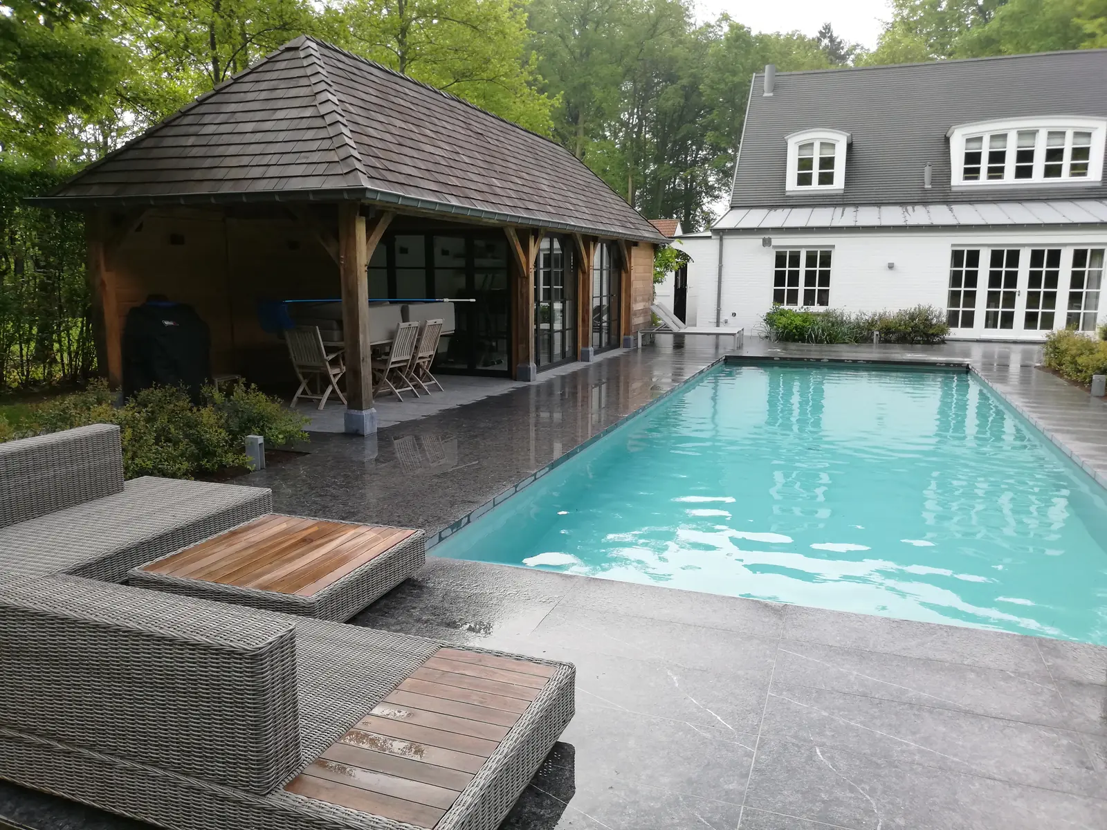 Zwembad in Overijse, met houten poolhouse en natuurstenen terras (foto 2 van 6)