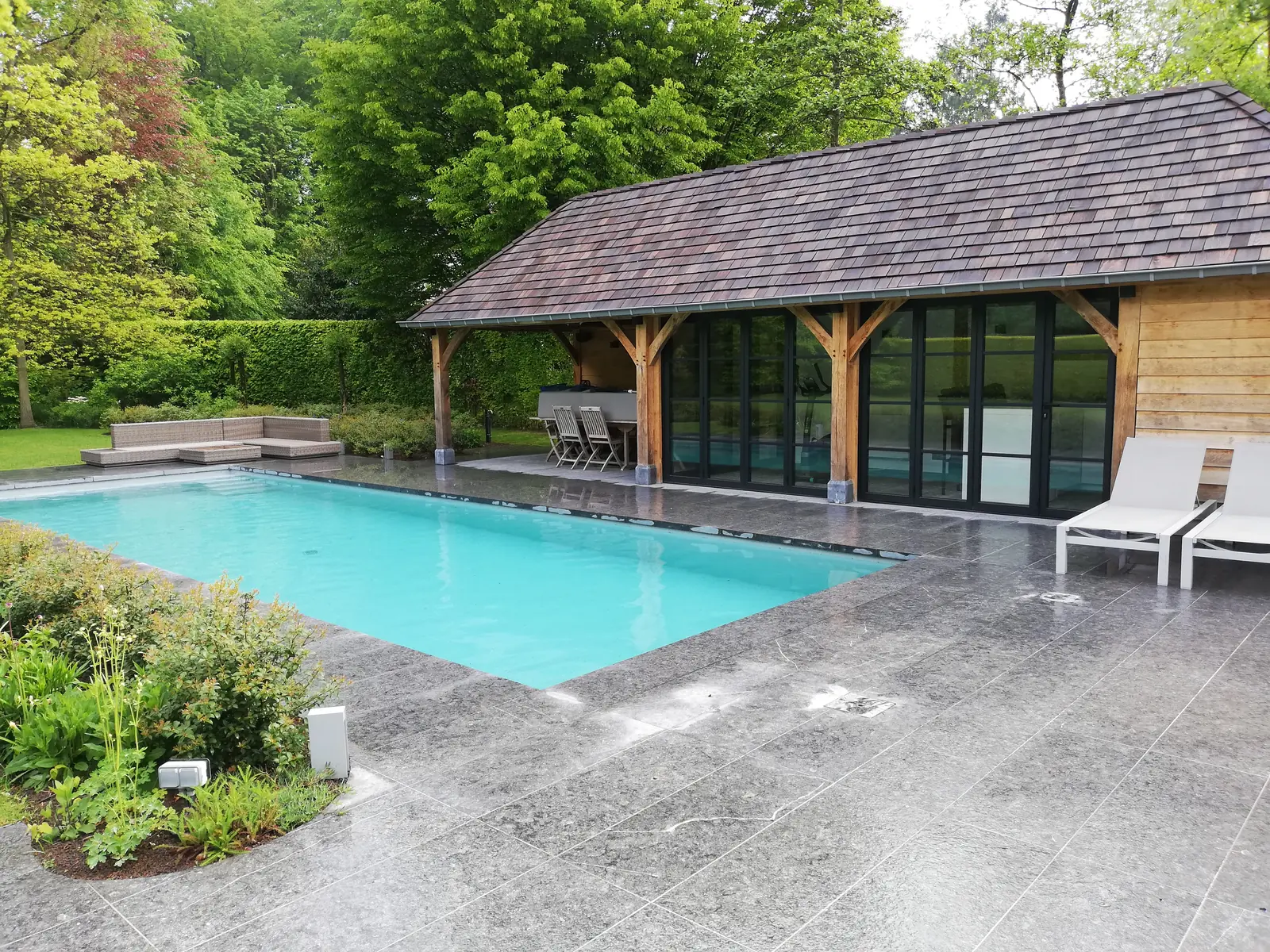 Zwembad in Overijse, met houten poolhouse en natuurstenen terras (foto 3 van 6)