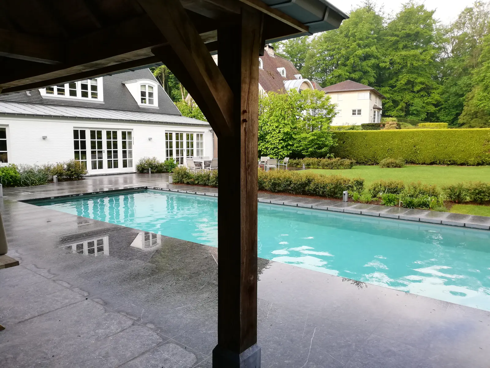 Zwembad in Overijse, met houten poolhouse en natuurstenen terras (foto 4 van 6)