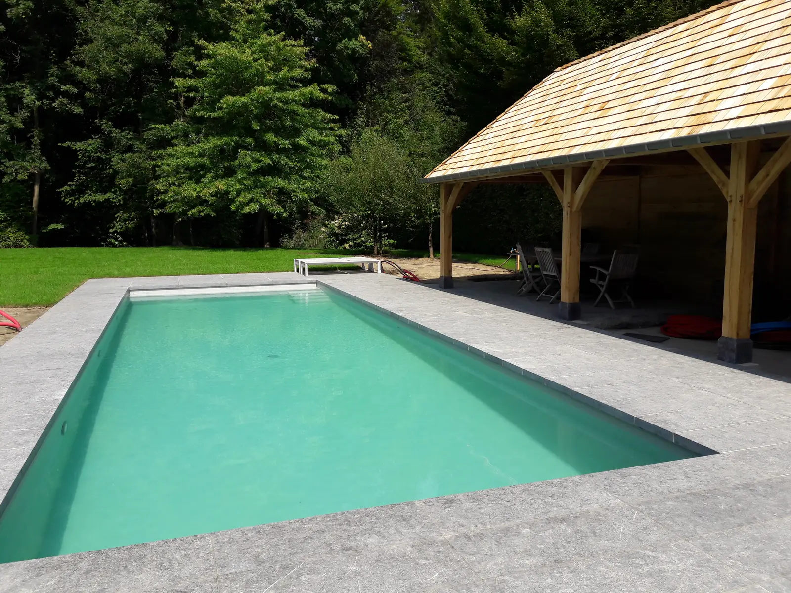 Zwembad in Overijse, met houten poolhouse en natuurstenen terras (foto 5 van 6)
