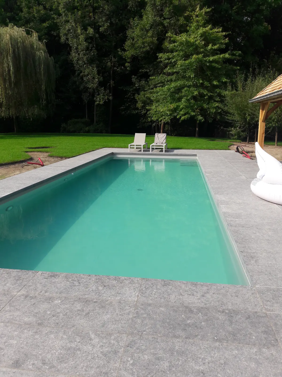 Zwembad in Overijse, met houten poolhouse en natuurstenen terras (foto 6 van 6)