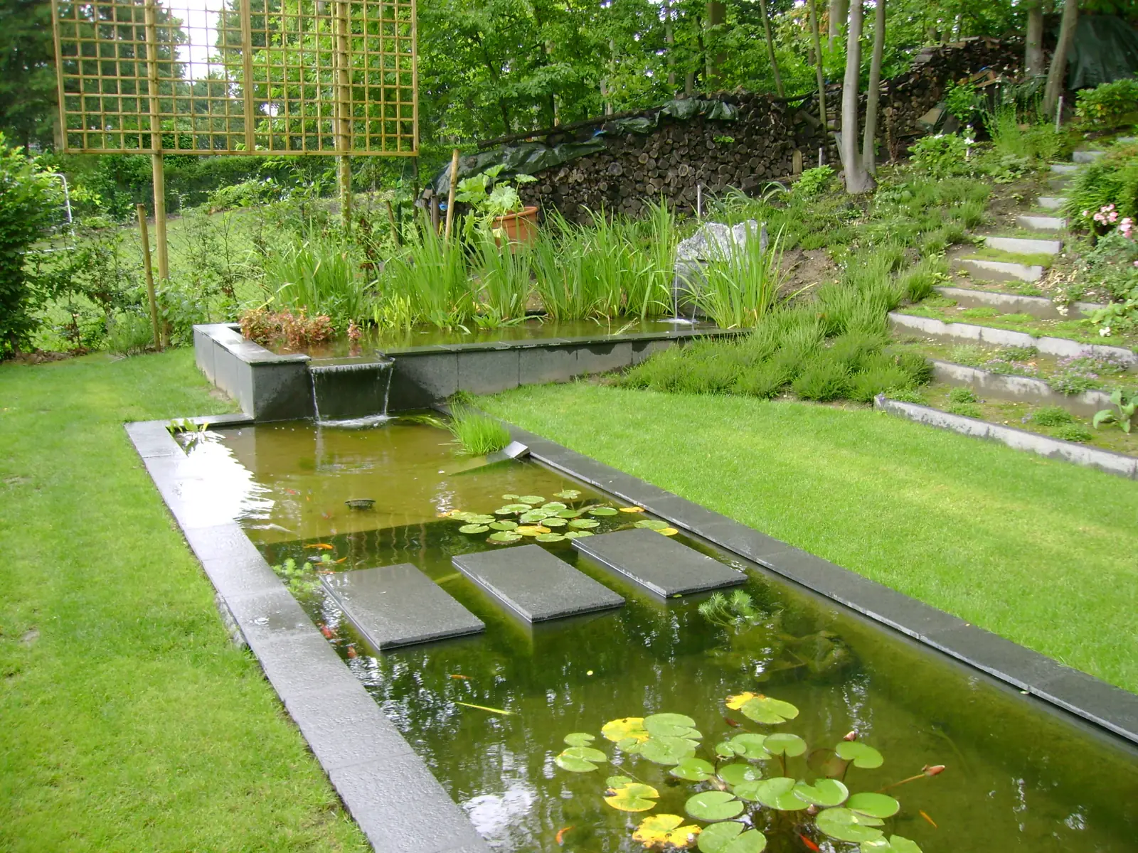 Tuinvijver met stapstenen (foto 1 van 4)