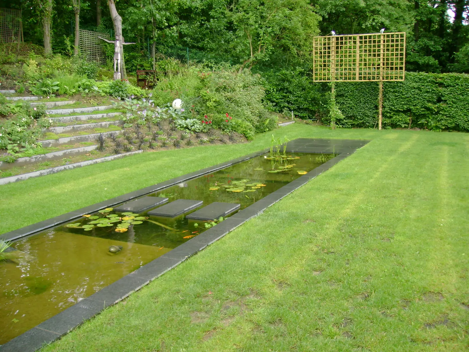 Tuinvijver met stapstenen (foto 3 van 4)