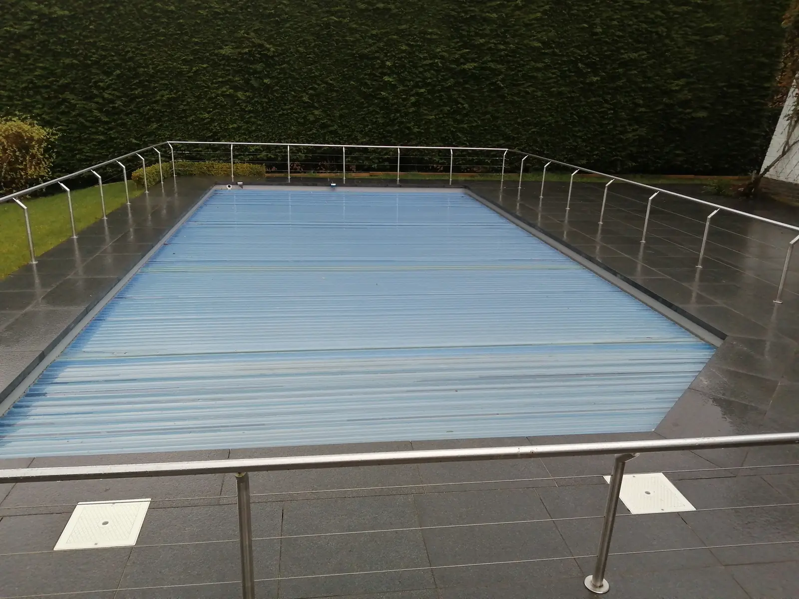 Zwembad in Ukkel, met rolluik en veiligheidsreling (foto 3 van 3)