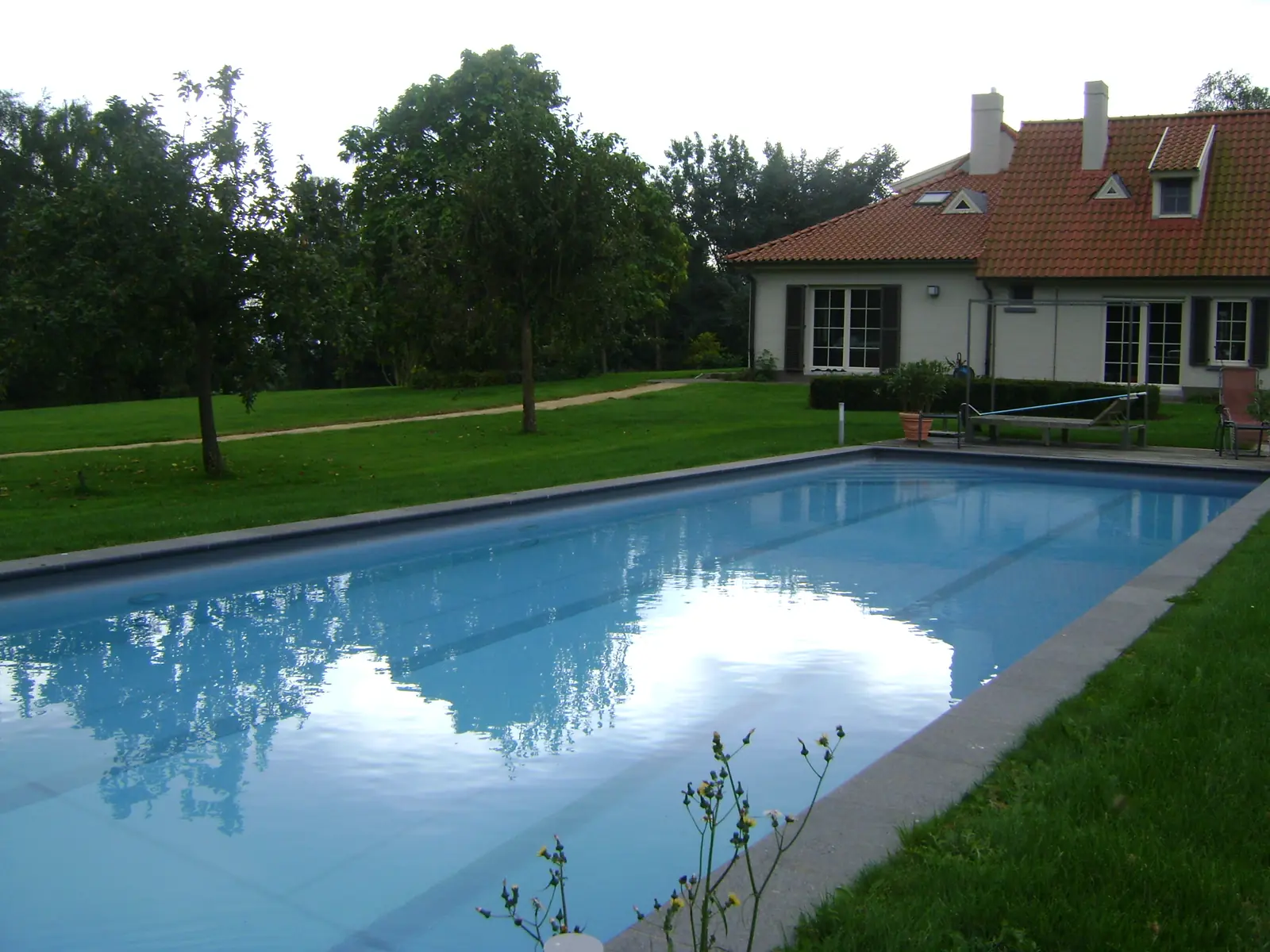 Lang zwembad in een boomgaard (foto 2 van 5)