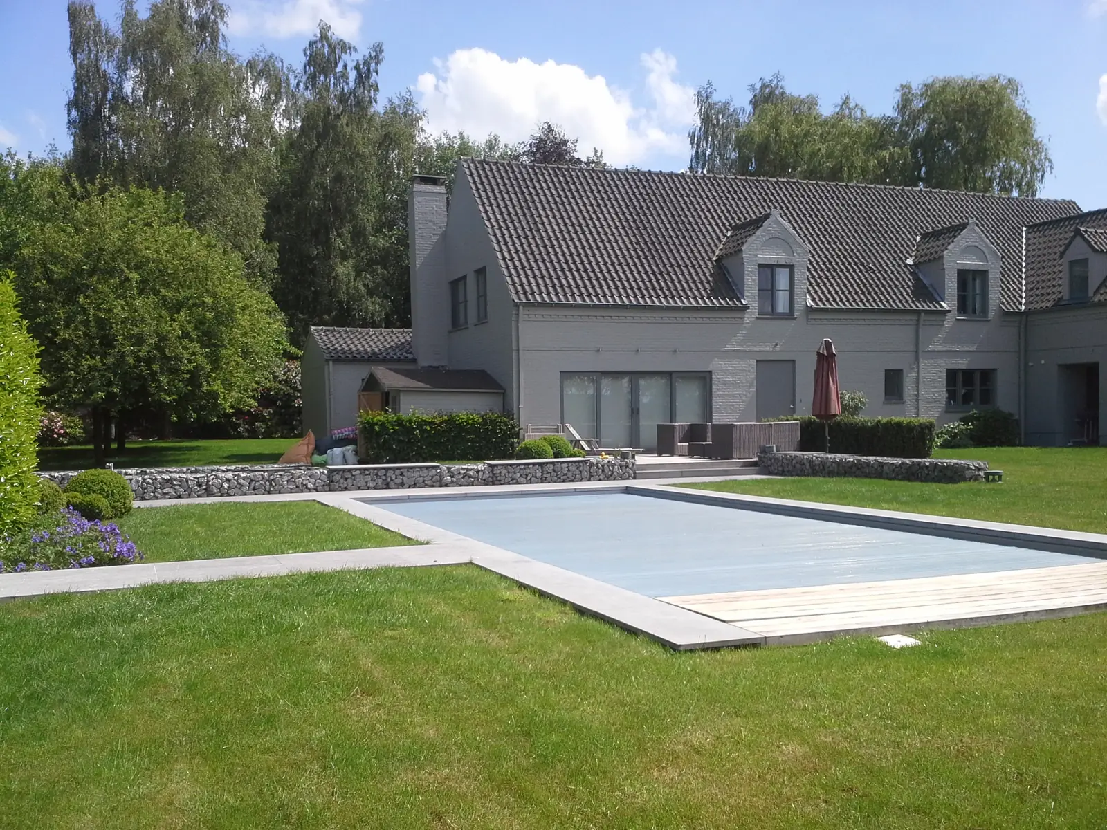 Zwembad met buitendouche en rolluik (foto 1 van 5)
