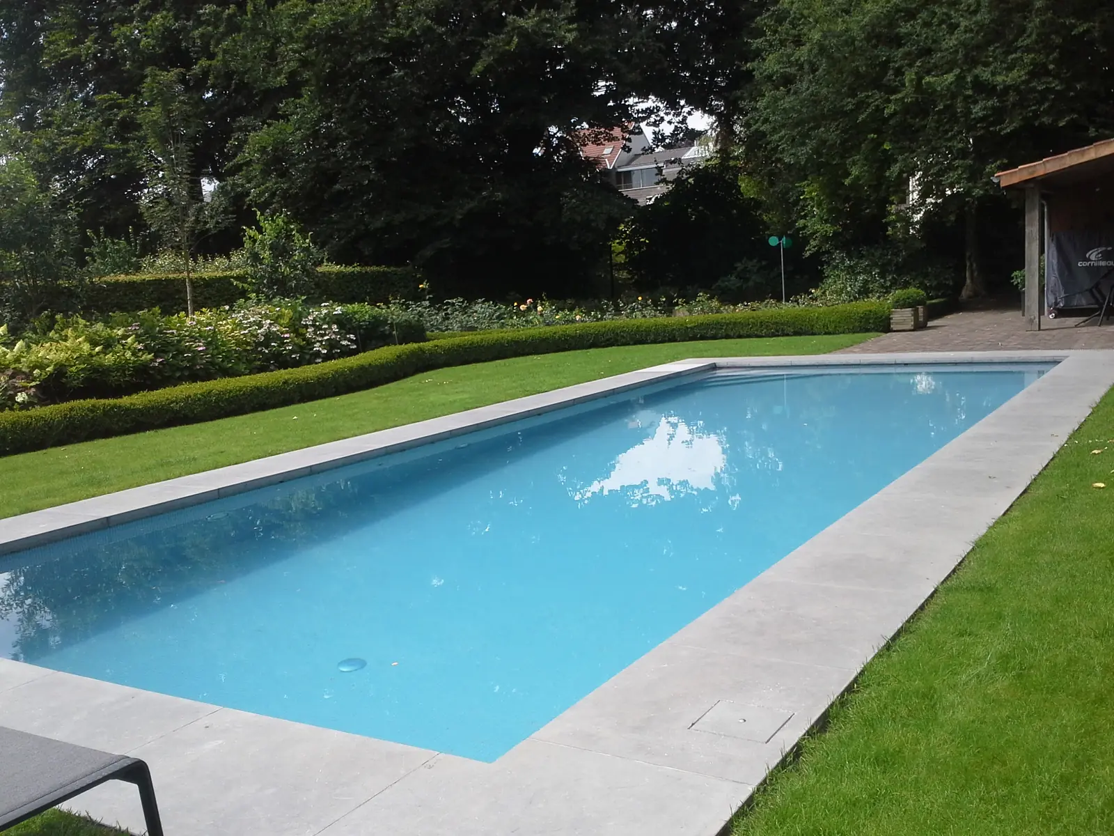 Strak zwembad in een grote tuin (foto 2 van 5)