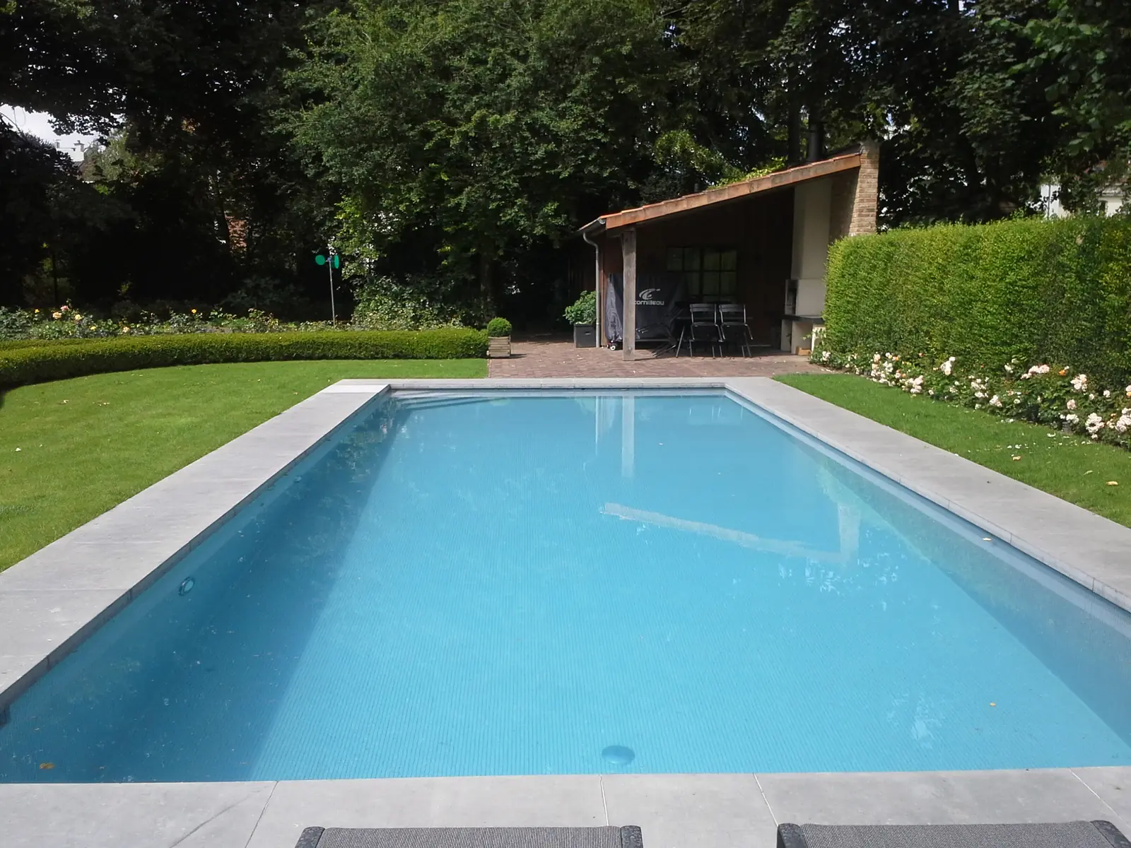 Strak zwembad in een grote tuin (foto 3 van 5)