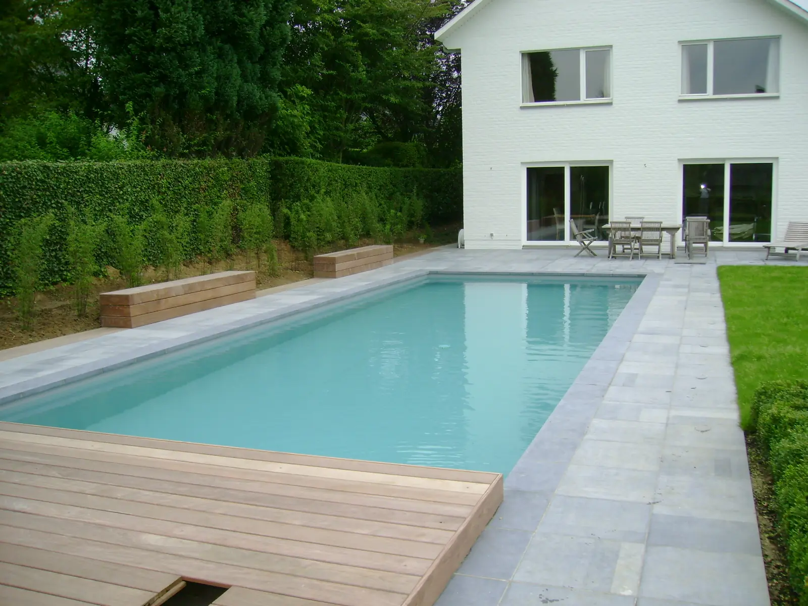 Zwembad met hout en blauwsteen (foto 1 van 6)