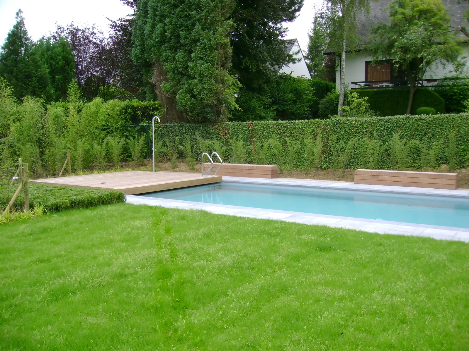 Zwembad met hout en blauwsteen (foto 3 van 6)