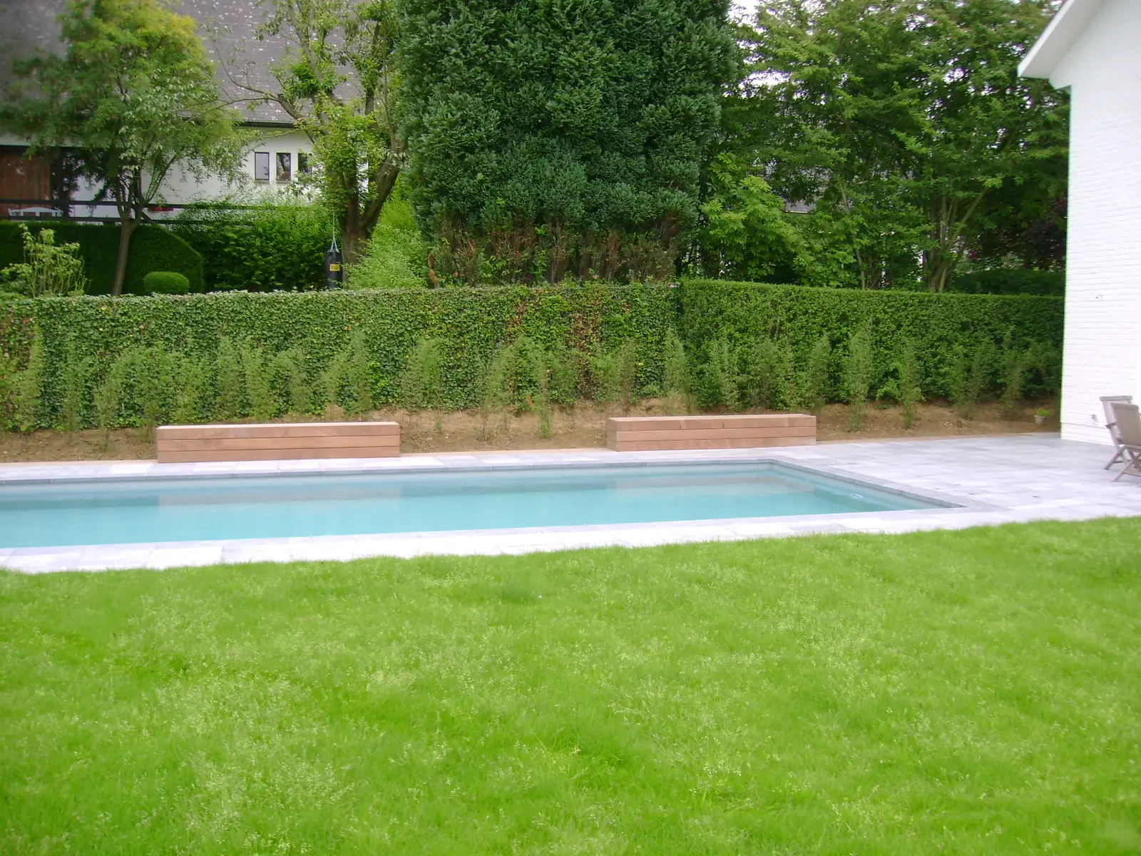 Zwembad met hout en blauwsteen (foto 4 van 6)