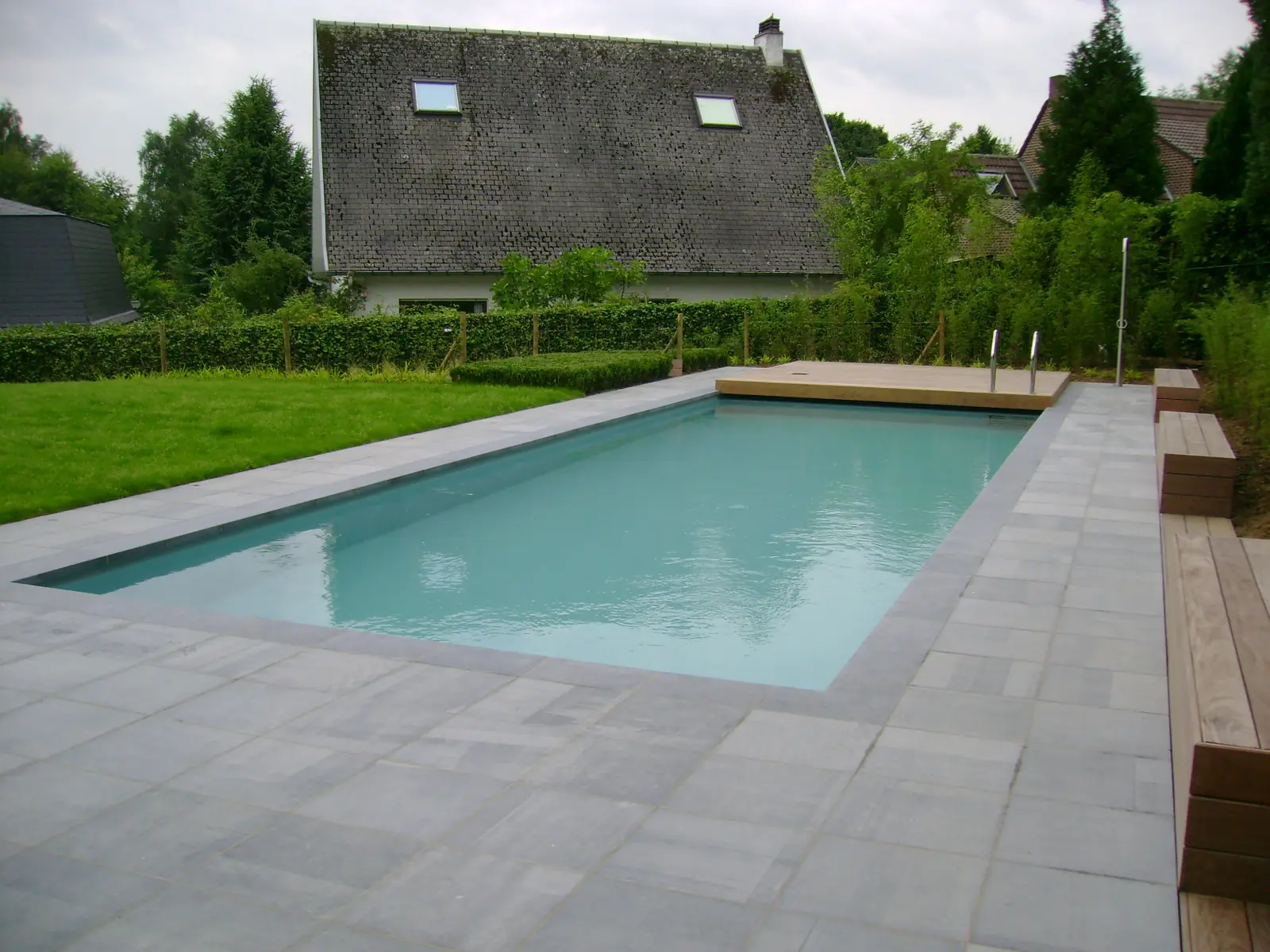 Zwembad met hout en blauwsteen (foto 5 van 6)