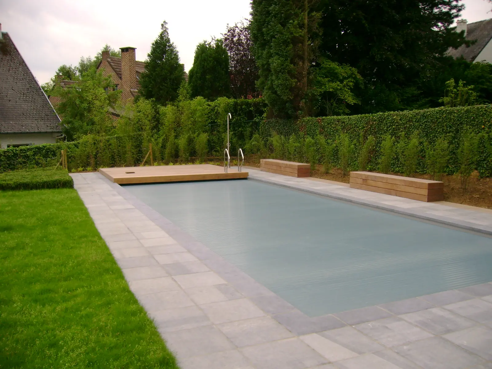 Zwembad met hout en blauwsteen (foto 6 van 6)
