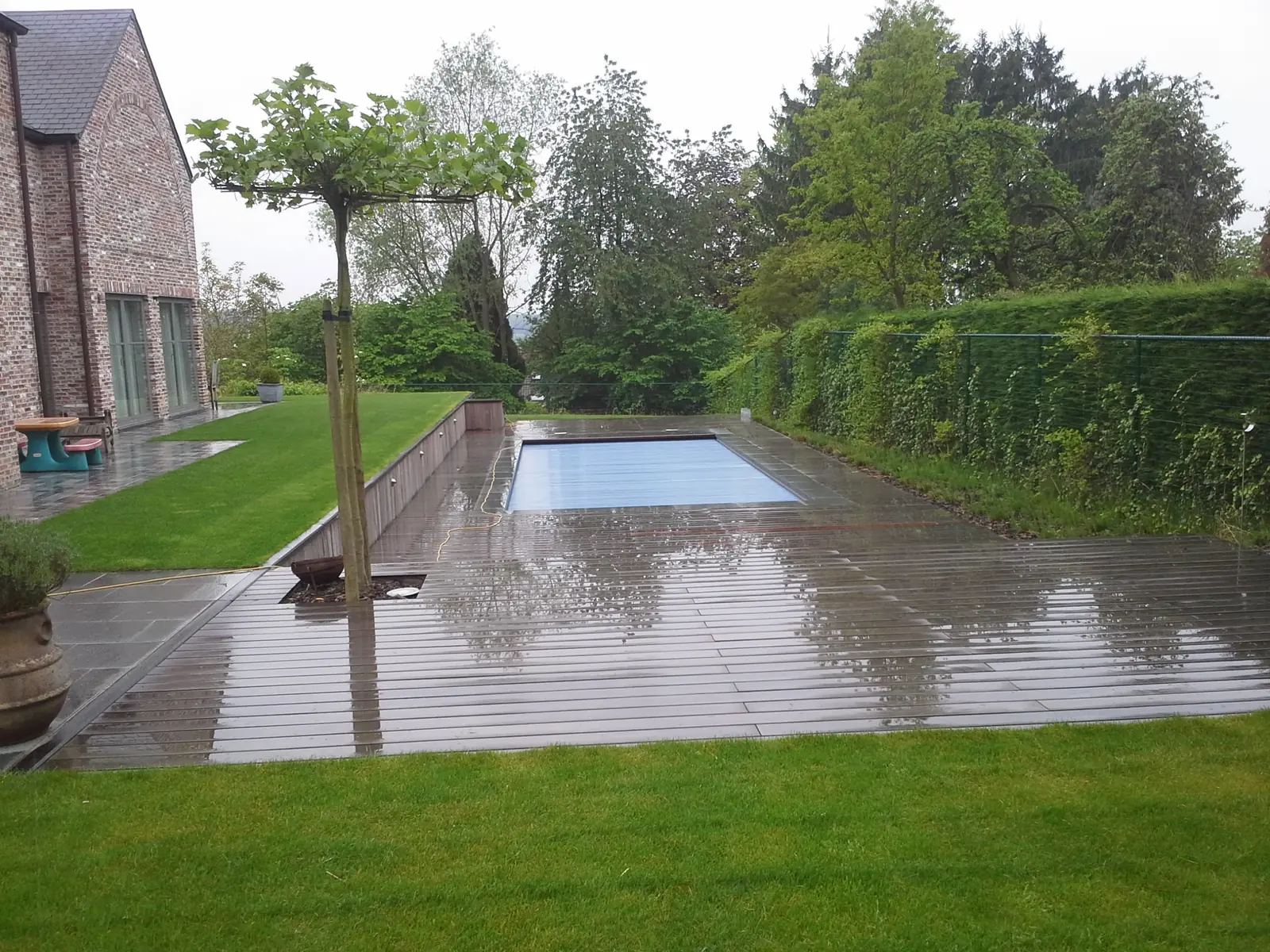 Zwembad met houten terras rondom (foto 1 van 5)