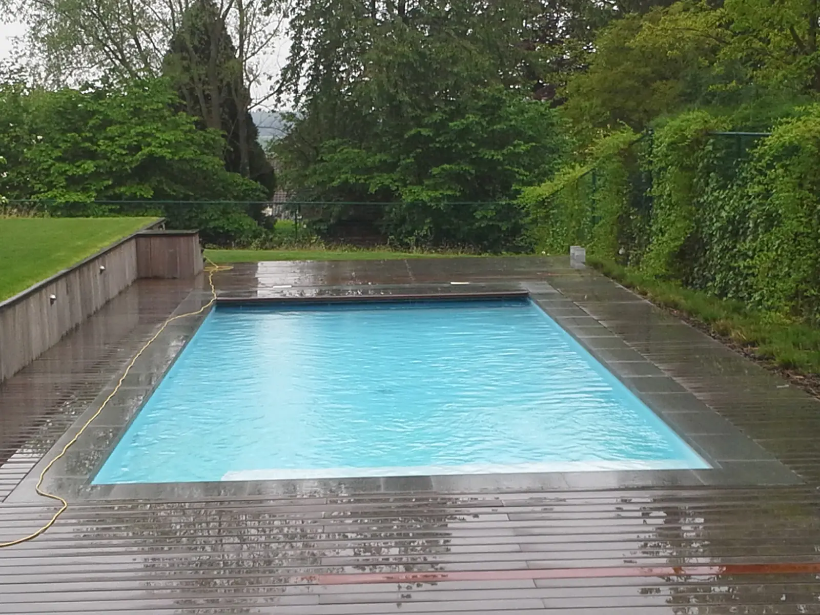 Zwembad met houten terras rondom (foto 2 van 5)