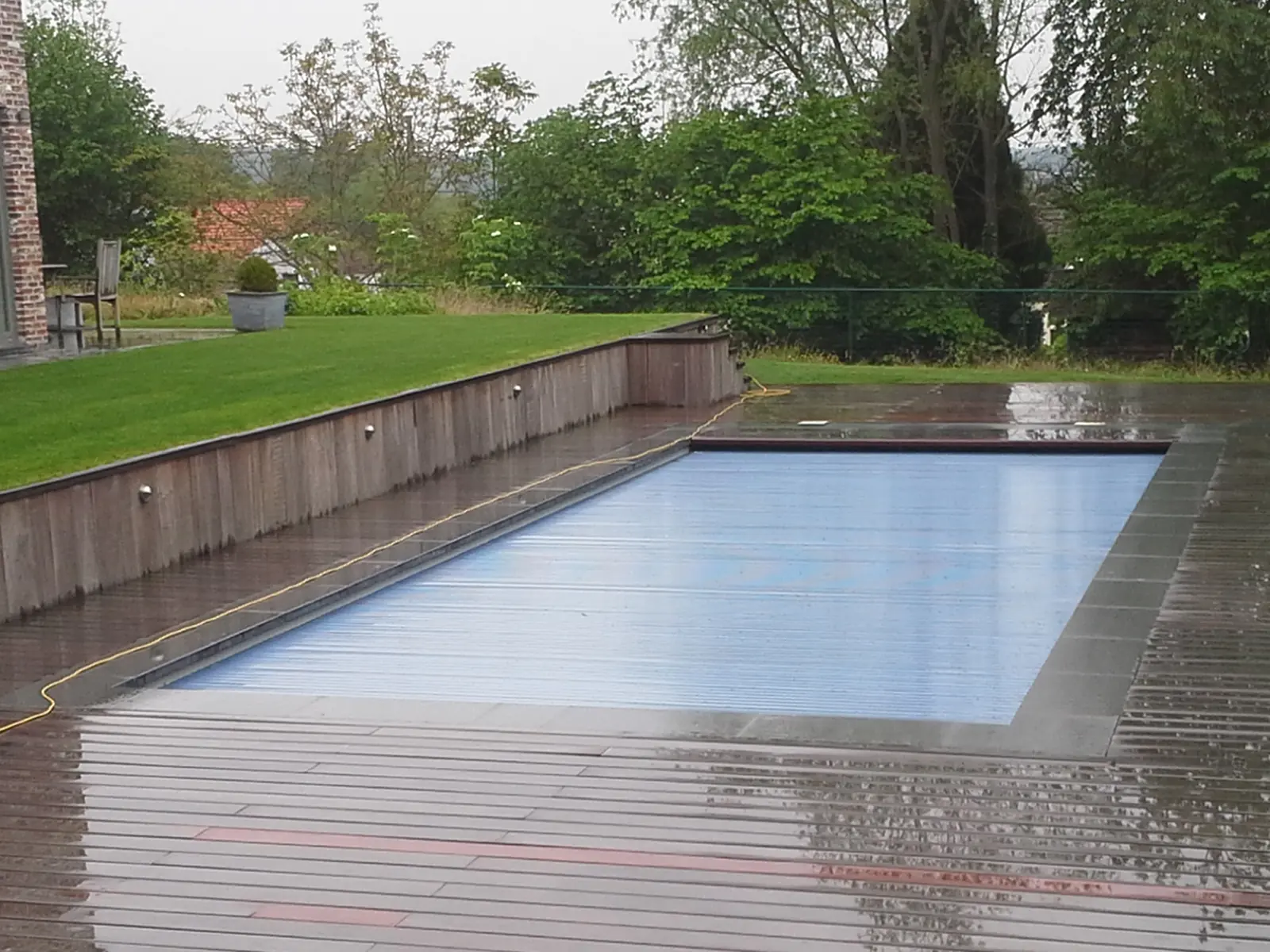 Zwembad met houten terras rondom (foto 3 van 5)