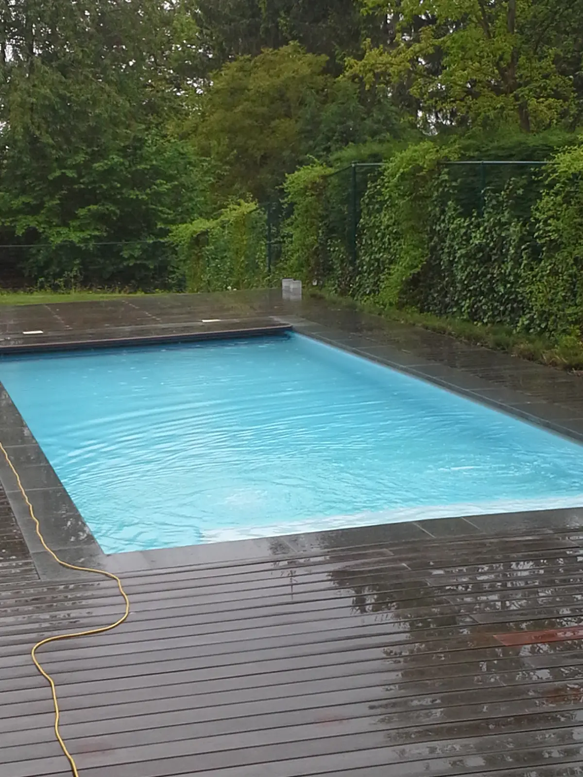 Zwembad met houten terras rondom (foto 4 van 5)