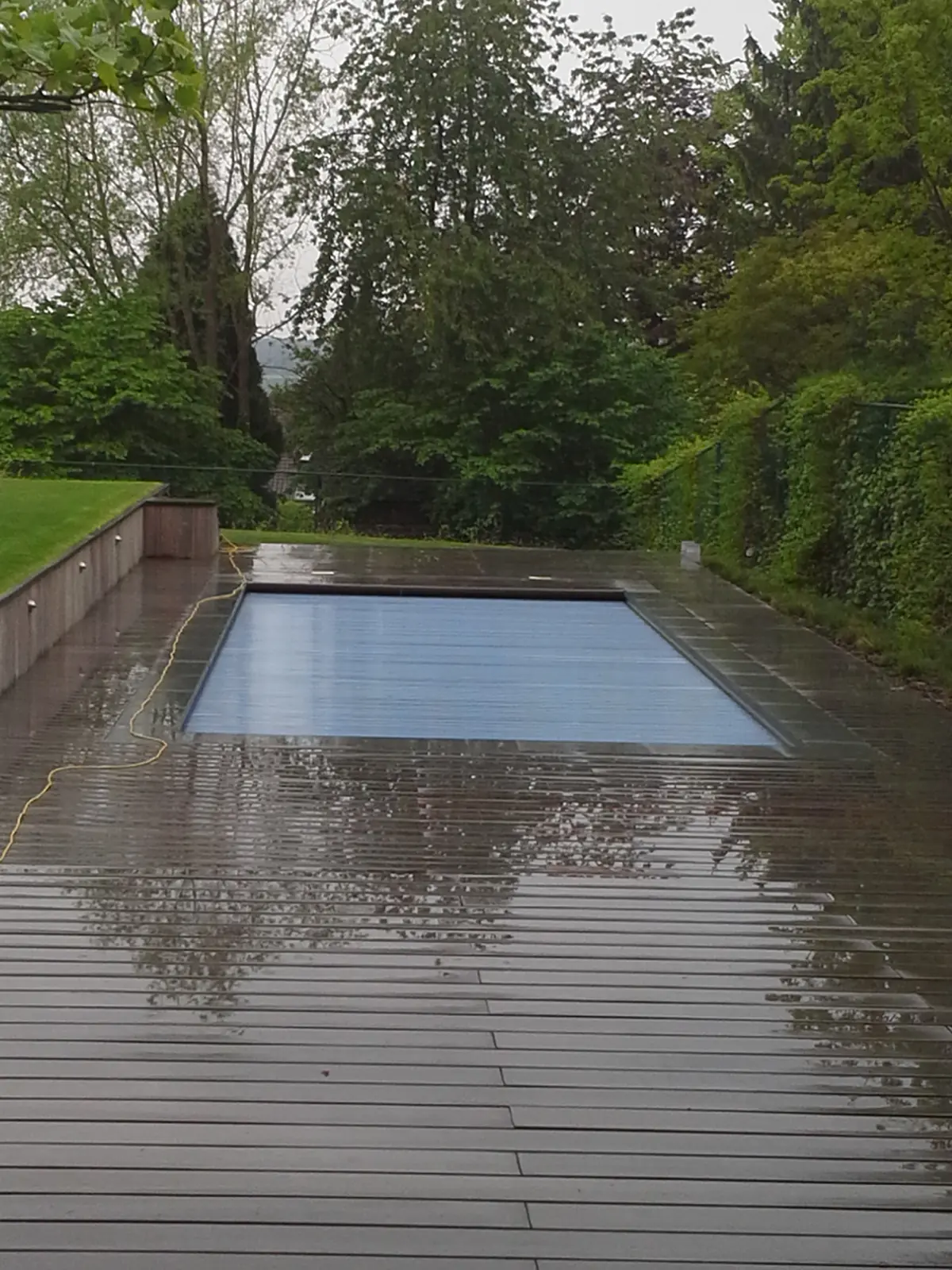 Zwembad met houten terras rondom (foto 5 van 5)