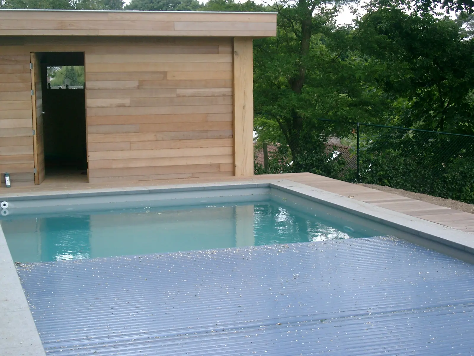 Zwembad met houten tuinhuis (foto 1 van 2)