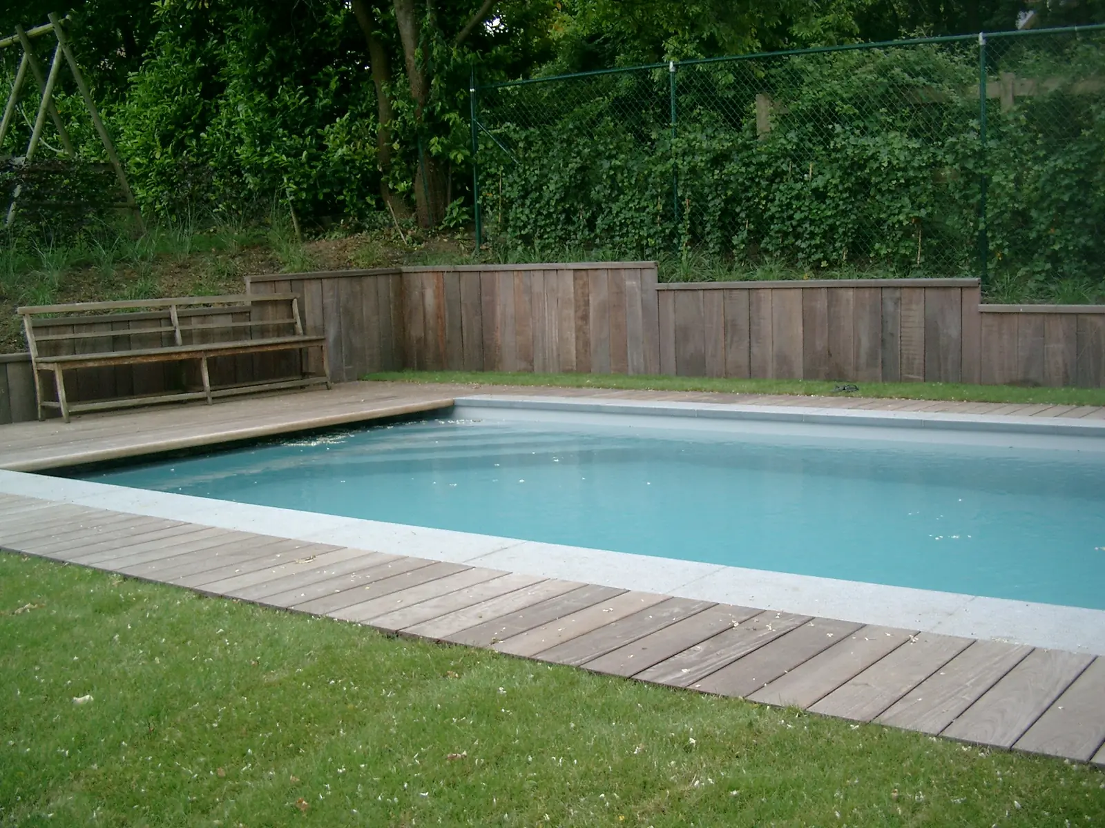 Zwembad met houten tuinhuis (foto 2 van 2)