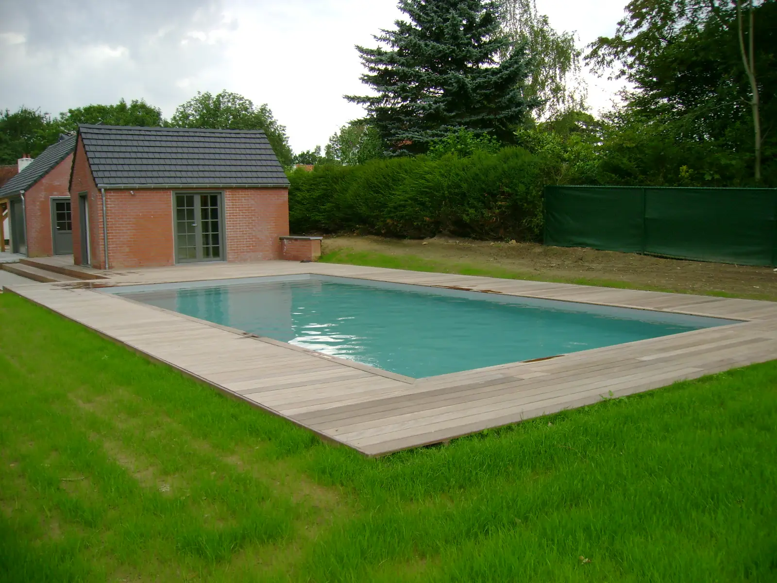 Zwembad met houten vlonder (foto 1 van 6)