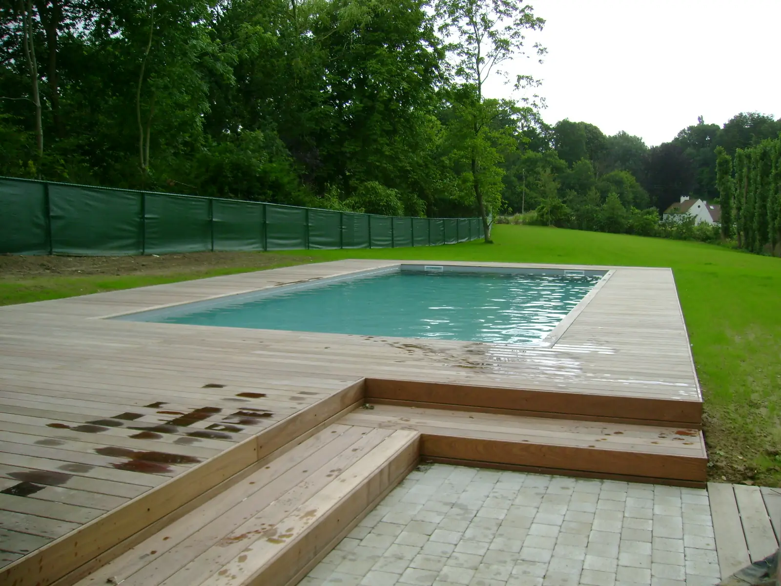 Zwembad met houten vlonder (foto 2 van 6)