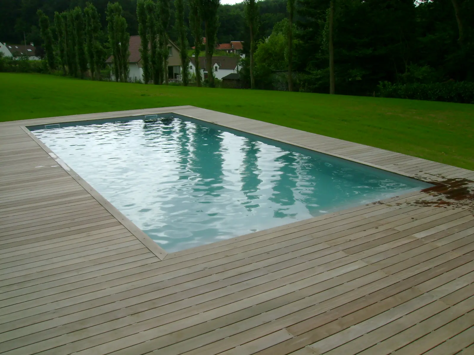 Zwembad met houten vlonder (foto 3 van 6)