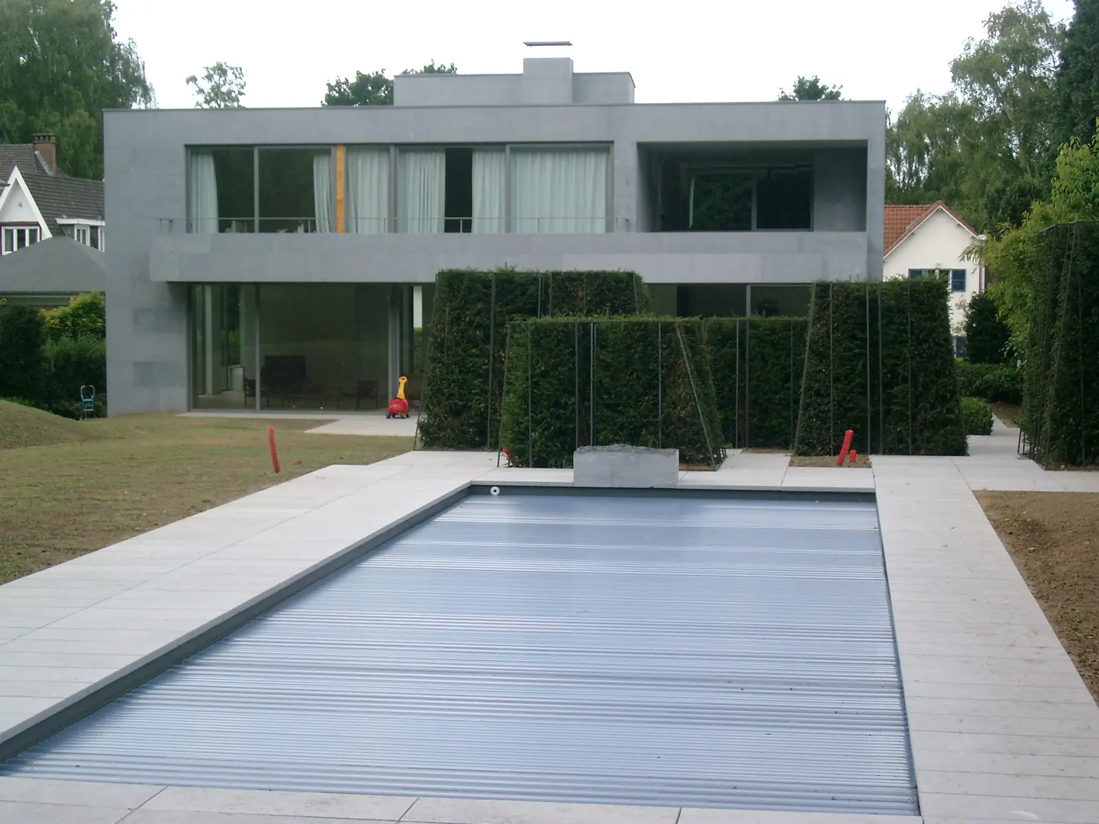 Zwembad met rolluik bij een moderne villa (foto 1 van 4)