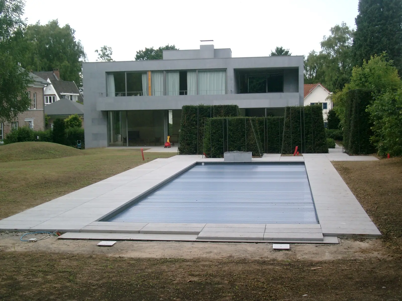 Zwembad met rolluik bij een moderne villa (foto 2 van 4)