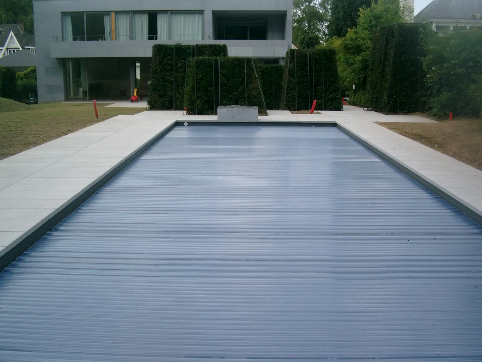 Zwembad met rolluik bij een moderne villa (foto 4 van 4)