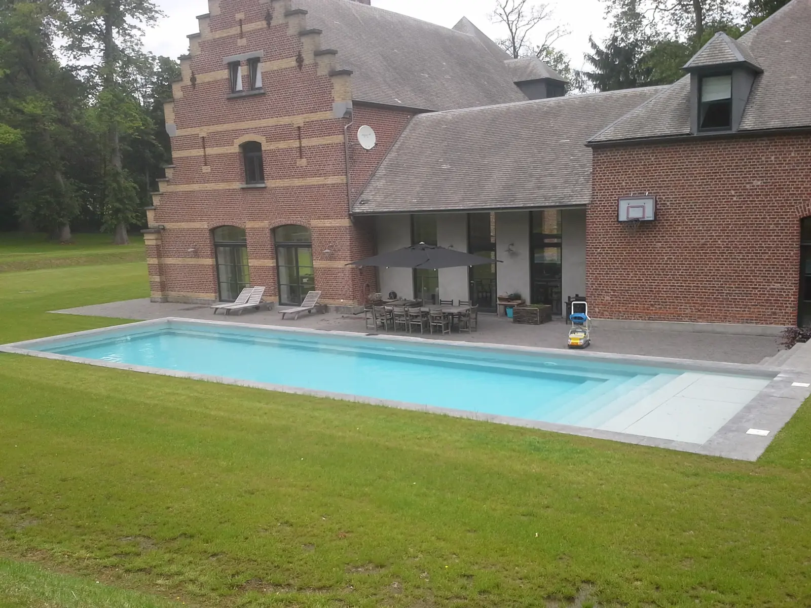 Zwembad in een parktuin (foto 1 van 5)