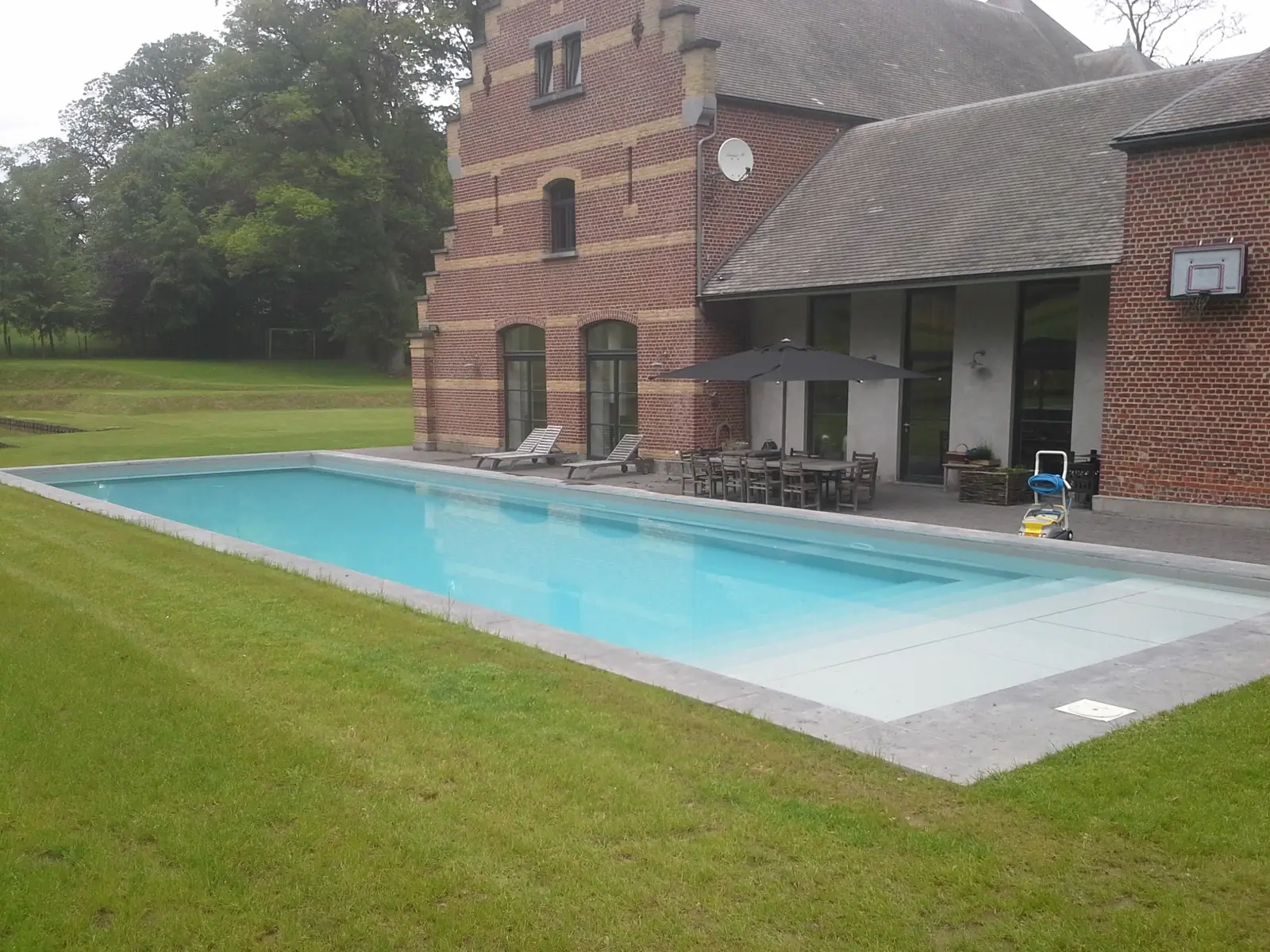 Zwembad in een parktuin (foto 2 van 5)
