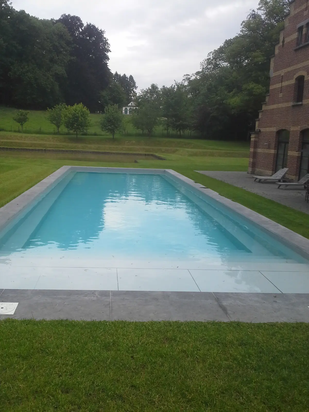 Zwembad in een parktuin (foto 3 van 5)