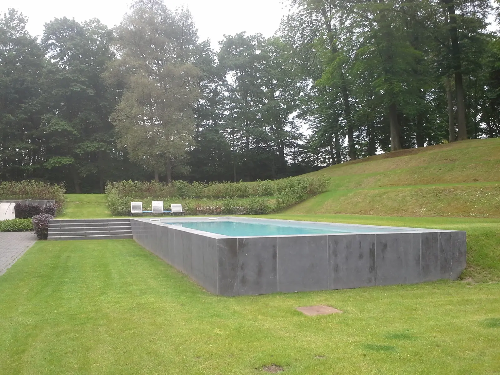 Zwembad in een parktuin (foto 4 van 5)