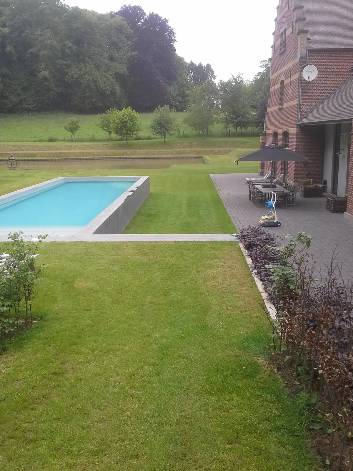 Zwembad in een parktuin (foto 5 van 5)