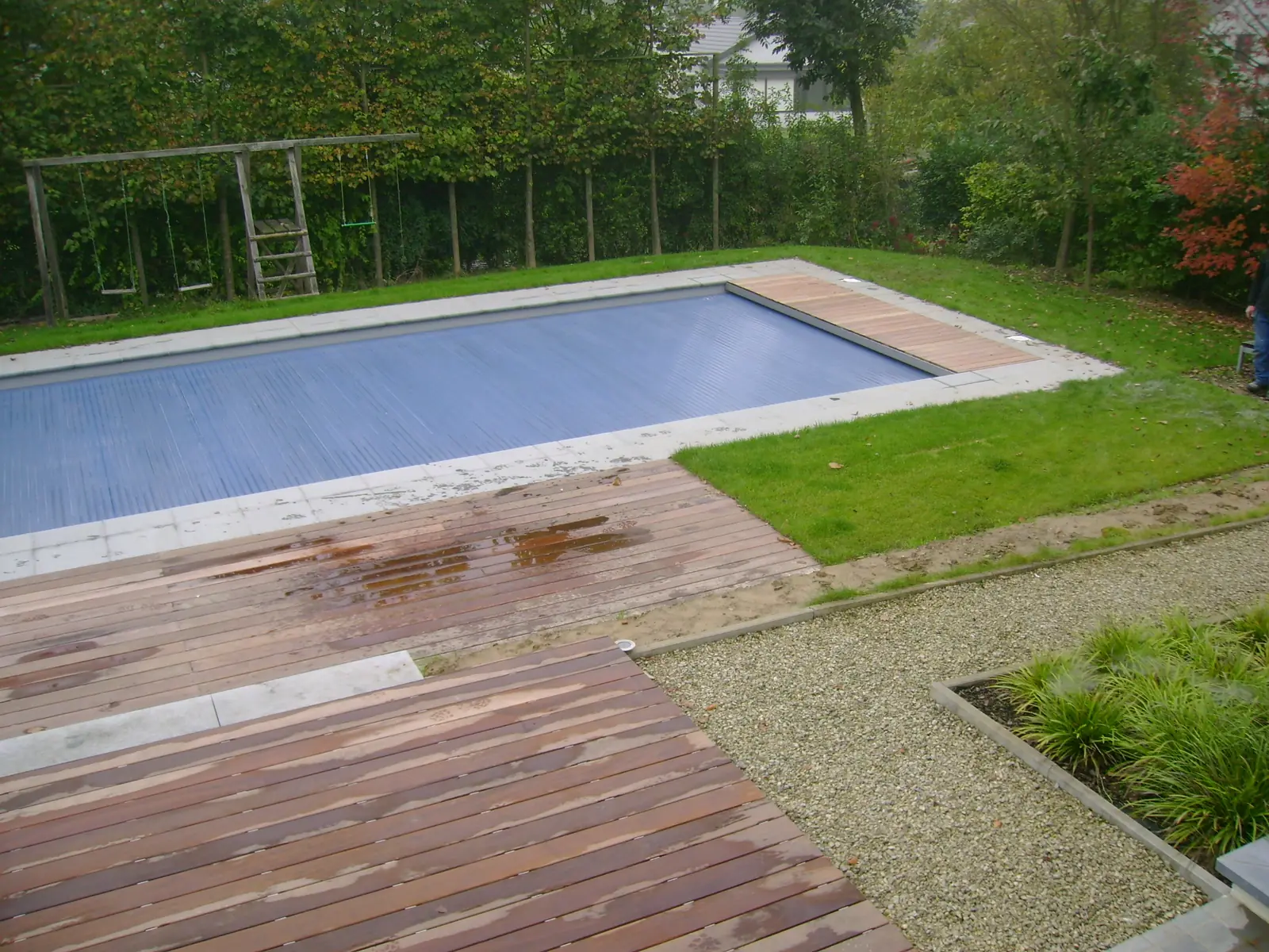 Zwembad met rolluik en houten terras (foto 2 van 4)