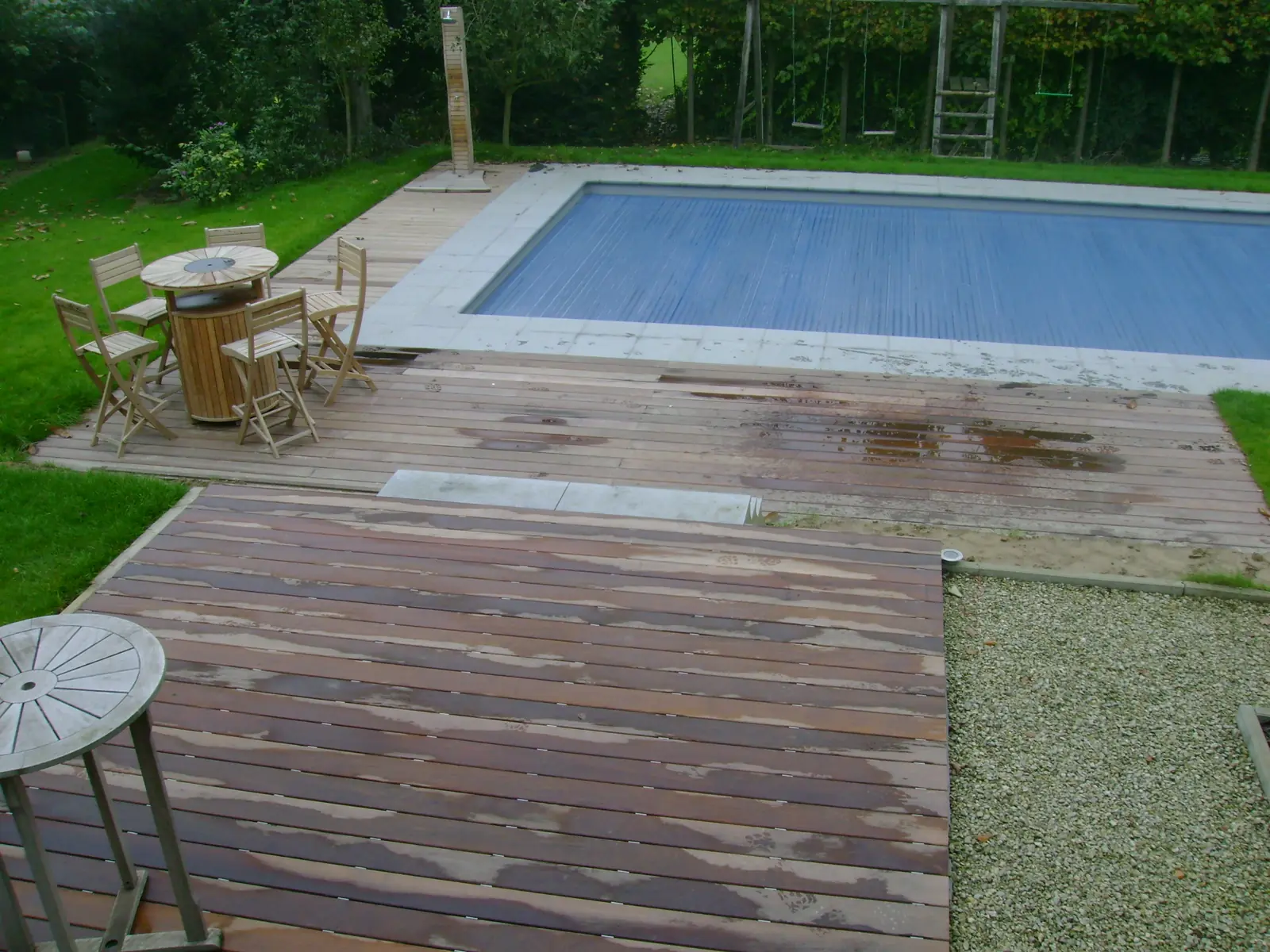 Zwembad met rolluik en houten terras (foto 3 van 4)