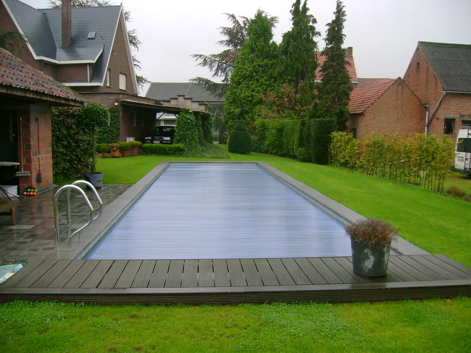 Zwembad met rolluik bij een tuinhuis (foto 3 van 3)